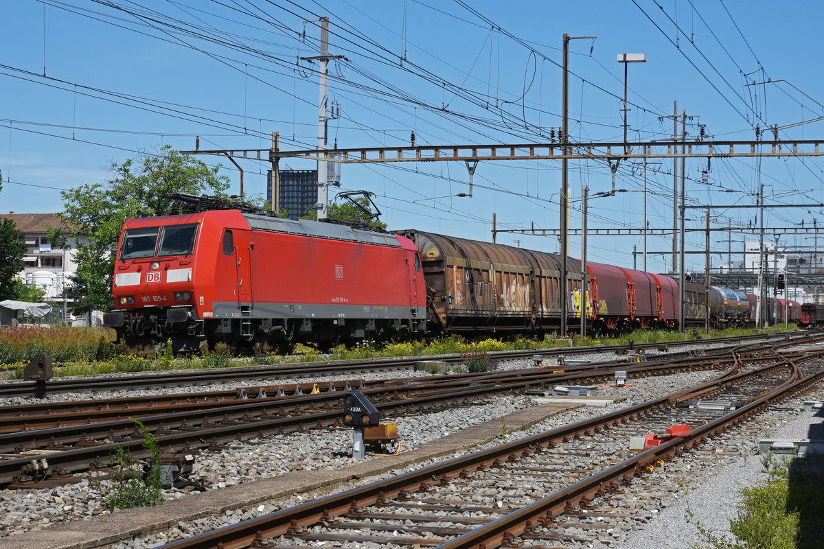 DB Lok 185 105-4 durchfährt den Bahnhof Pratteln. Die Aufnahme stammt vom 12.06.2020.