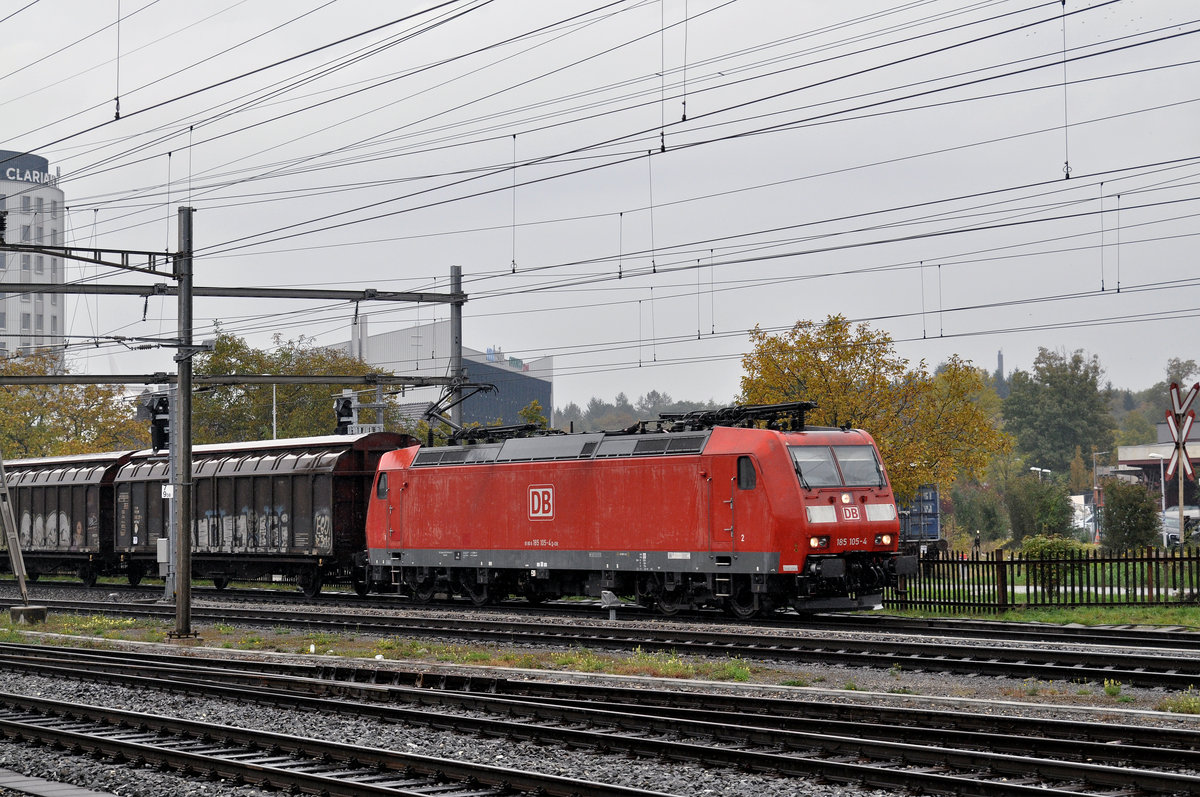 DB Lok 185 105-4 durchfährt den Bahnhof Pratteln. Die Aufnahme stammt vom 17.10.2016.
