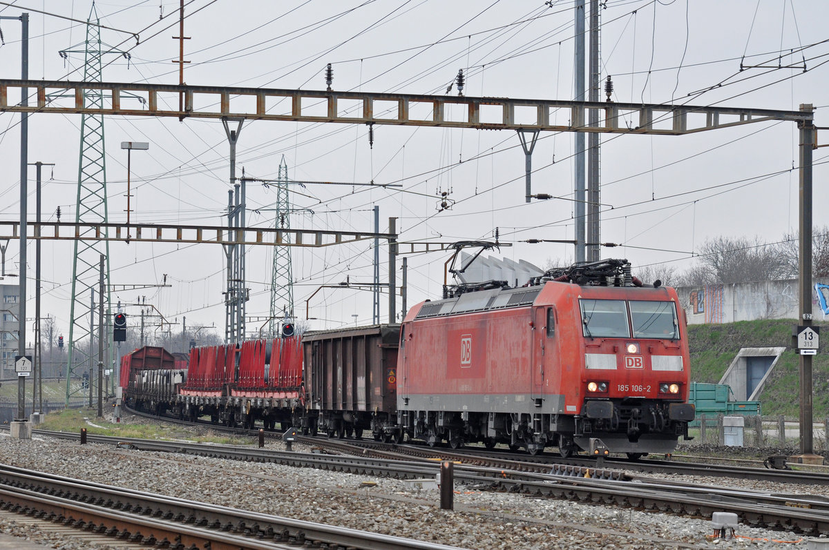 DB Lok 185 106-2 durchfährt den Bahnhof Pratteln. Die Aufnahme stammt vom 20.03.2018.