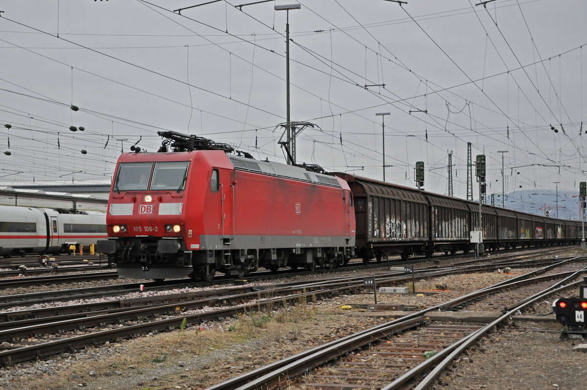 DB Lok 185 106-2 durchfährt den badischen Bahnhof. Die Aufnahme stammt vom 05.01.2021.