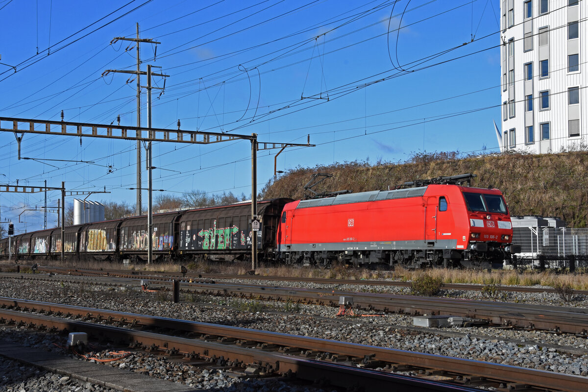 DB Lok 185 106-2 durchfährt den Bahnhof Pratteln. Die Aufnahme stammt vom 05.01.2022.