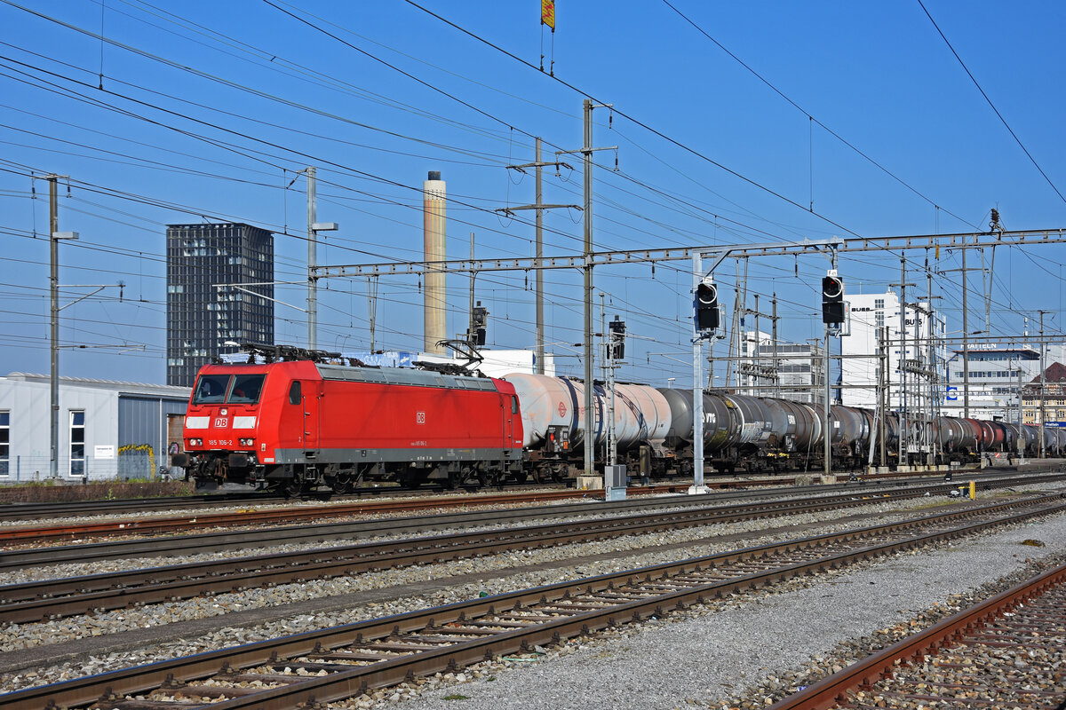 DB Lok 185 106-2 durchfährt den Bahnhof Pratteln. Die Aufnahm estammt vom 23.03.2022.