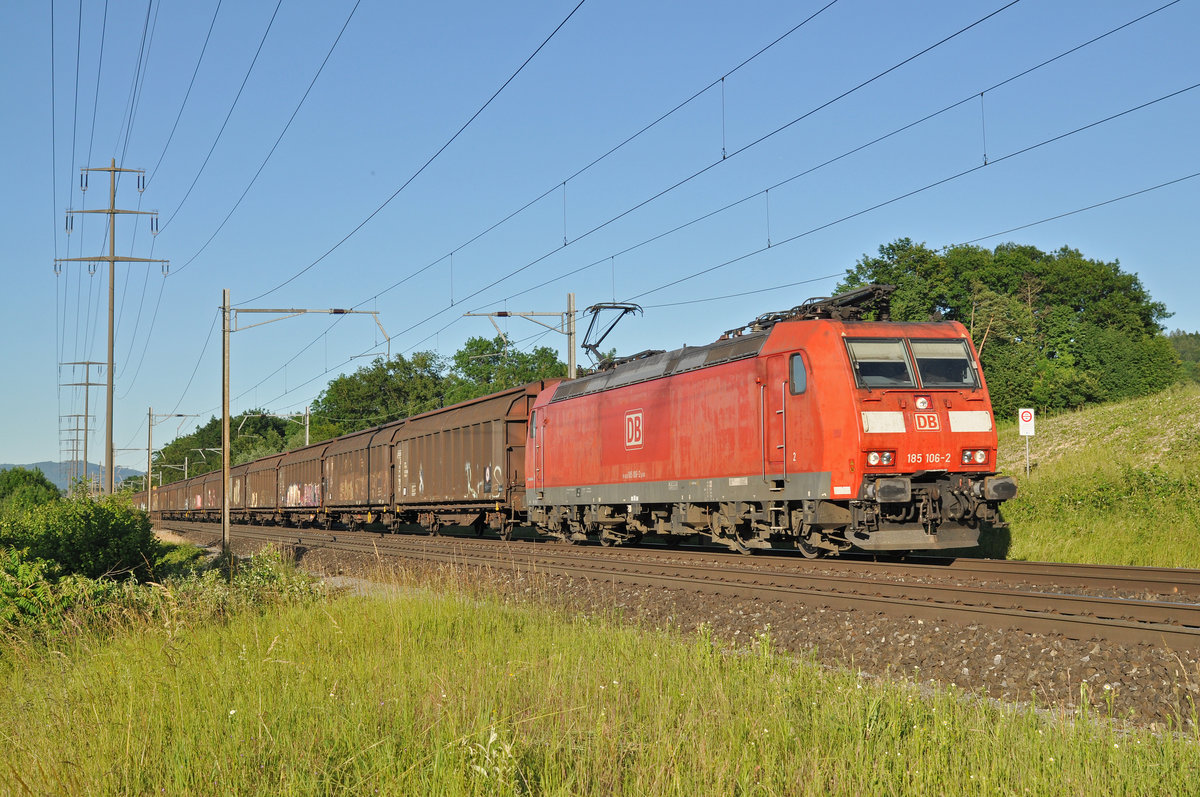 DB Lok 185 106-2 fährt Richtung Bahnhof Kaiseraugst. Die Aufnahme stammt vom 08.06.2017.