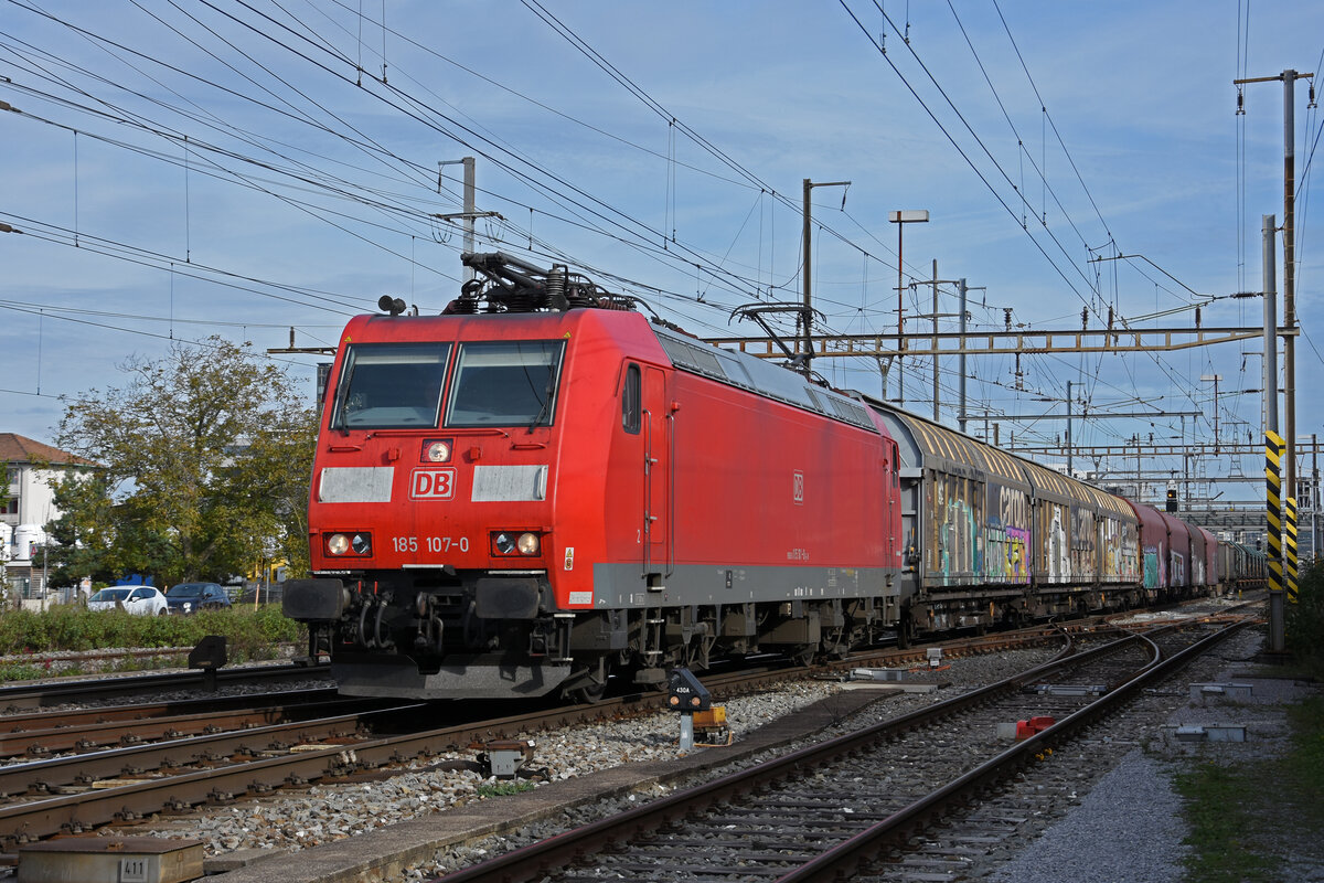 DB Lok 185 107-0 durchfährt den Bahnhof Pratteln. Die Aufnahme stammt vom 15.10.2021.