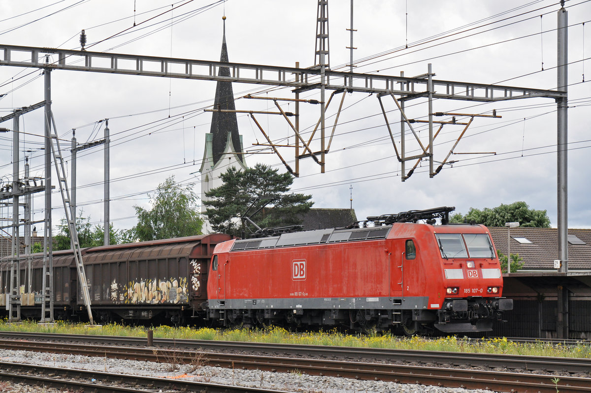 DB Lok 185 107-0 durchfährt den Bahnhof Pratteln. Die Aufnahme stammt vom 17.06.2016.