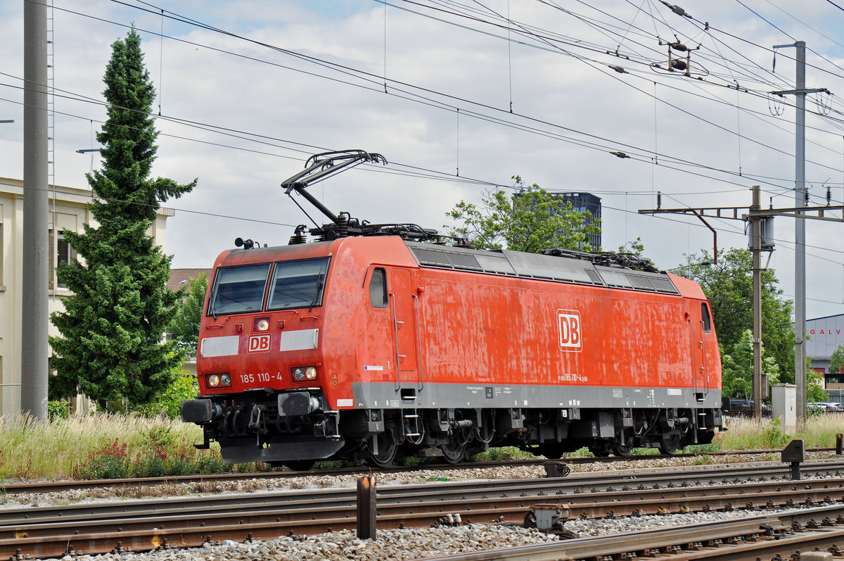 DB Lok 185 110-4 durchfährt den Bahnhof Pratteln. Die Aufnahme stammt vom 07.06.2017.