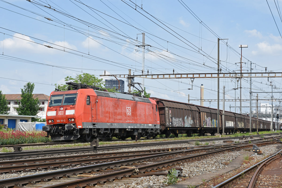 DB Lok 185 111-2 durchfährt den Bahnhof Pratteln. Die Aufnahme stammt vom 28.05.2018.