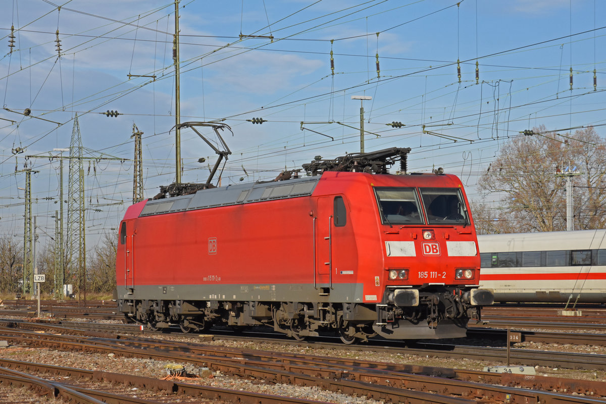 DB Lok 185 111-2 durchfährt den badischen Bahnhof. Die Aufnahme stammt vom 19.12.2019.