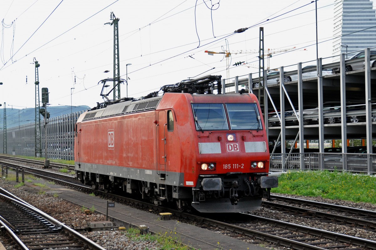 DB Lok 185 111-2 durchfährt den Badischen Bahnhof. Die Aufnahme stammt vom 31.08.2015.