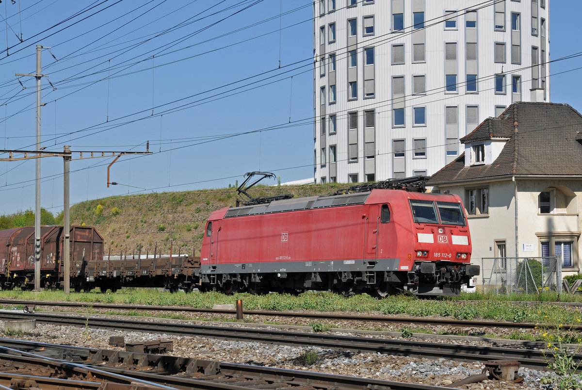 DB Lok 185 112-0 durchfährt den Bahnhof Pratteln. Die Aufnahme stammt vom 24.04.2017.