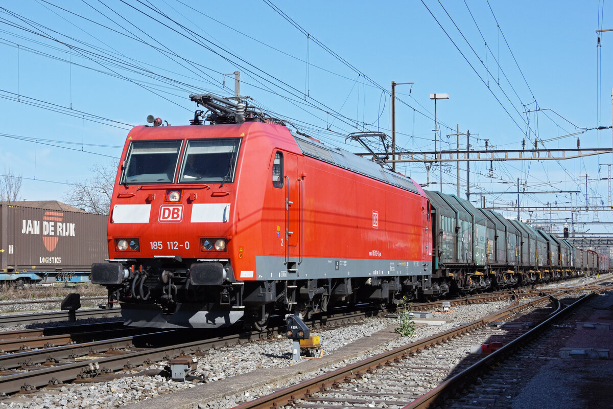 DB Lok 185 112-0 durchfährt den Bahnhof Pratteln. Die Aufnahme stammt vom 30.03.2021.