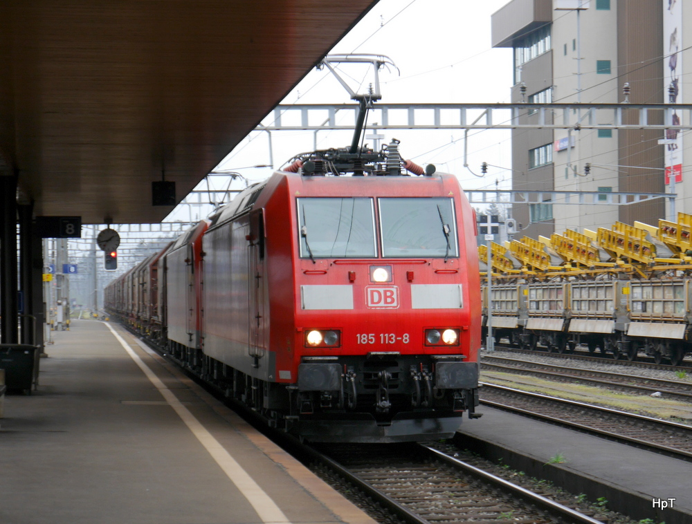 DB - Lok 185 113-8 und 185 ... vor Güterzug bei der durchfahrt im Bahnhof von Goldau am 05.04.2014