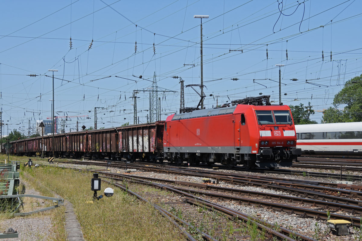 DB Lok 185 114-6 durchfährt den badischen Bahnhof. Die Aufnahme stammt vom 04.07.2019.