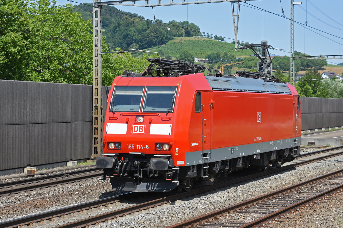 DB Lok 185 114-6 durchfährt solo den Bahnhof Gelterkinden. Die Aufnahme stammt vom 17.07.2019.