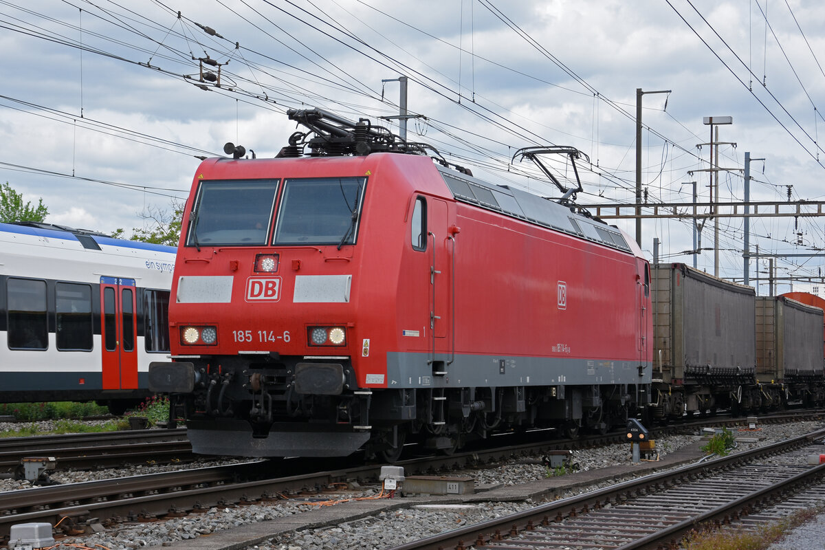 DB Lok 185 114-6 durchfährt am 17.05.2023 den Bahnhof Pratteln.