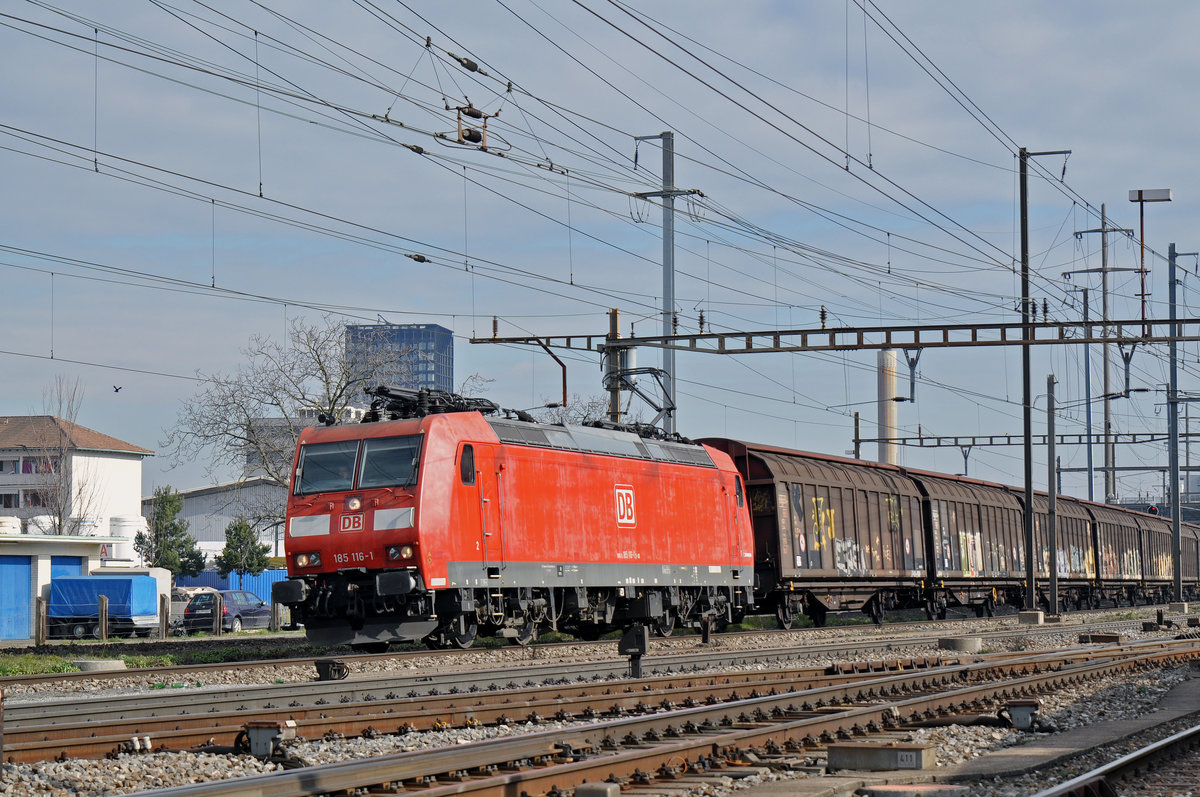 DB Lok 185 116-1 durchfährt den Bahnhof Pratteln. Die Aufnahme stammt vom 14.02.2018.