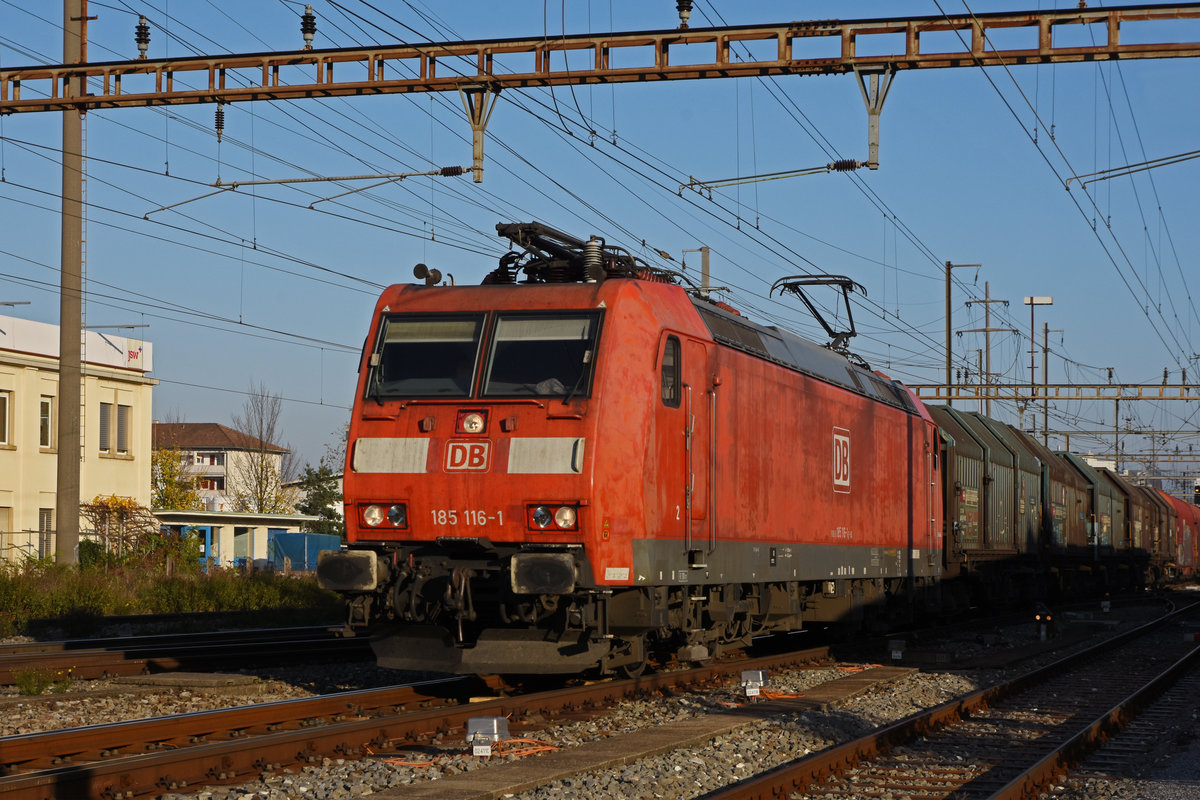 DB Lok 185 116-1 durchfährt den Bahnhof Pratteln. Die Aufnahme stammt vom 06.11.2020.