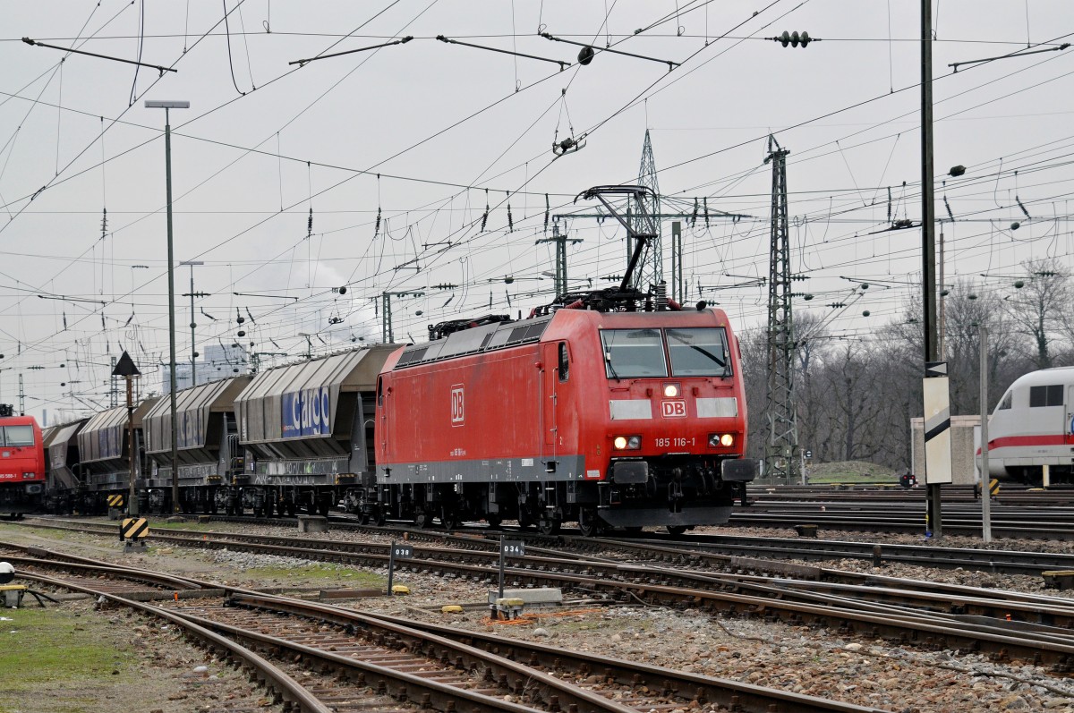 DB Lok 185 116-1 durchfährt den Badischen Bahnhof. Die Aufnahme stammt vom 19.01.2016.