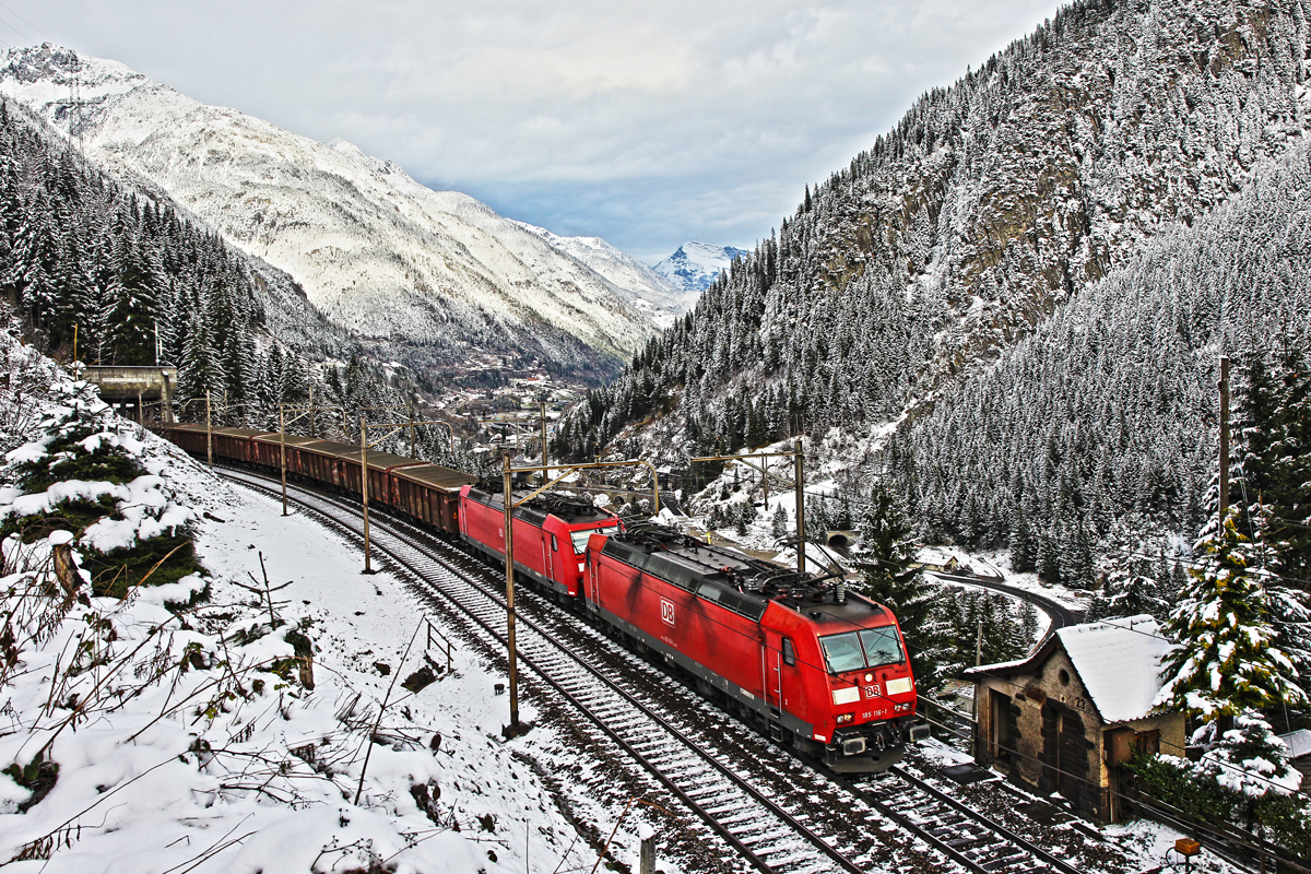 DB Lok 185 116-1 mit einer Schwestermaschine fahren mit einem Hochbordwagenzug oberhalb Wassen Richtung Göschenen.Bild vom 10.12.2014