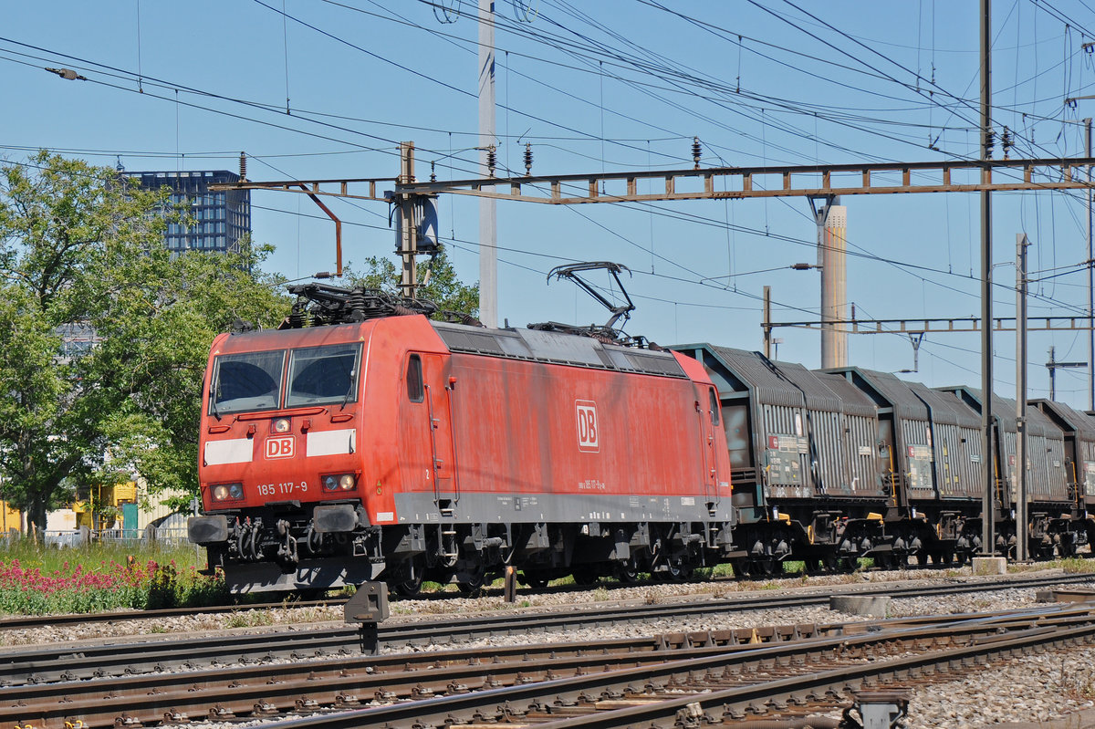 DB Lok 185 117-9 durchfährt den Bahnhof Pratteln. Die Aufnahme stammt vom 26.05.2017.