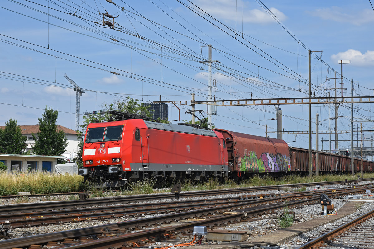 DB Lok 185 117-9 durchfährt den Bahnhof Pratteln. Die Aufnahme stammt vom 19.07.2019.