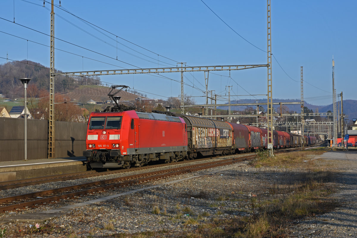 DB Lok 185 117-9 durchfährt den Bahnhof Gelterkinden. Die Aufnahme stammt vom 11.01.2021.