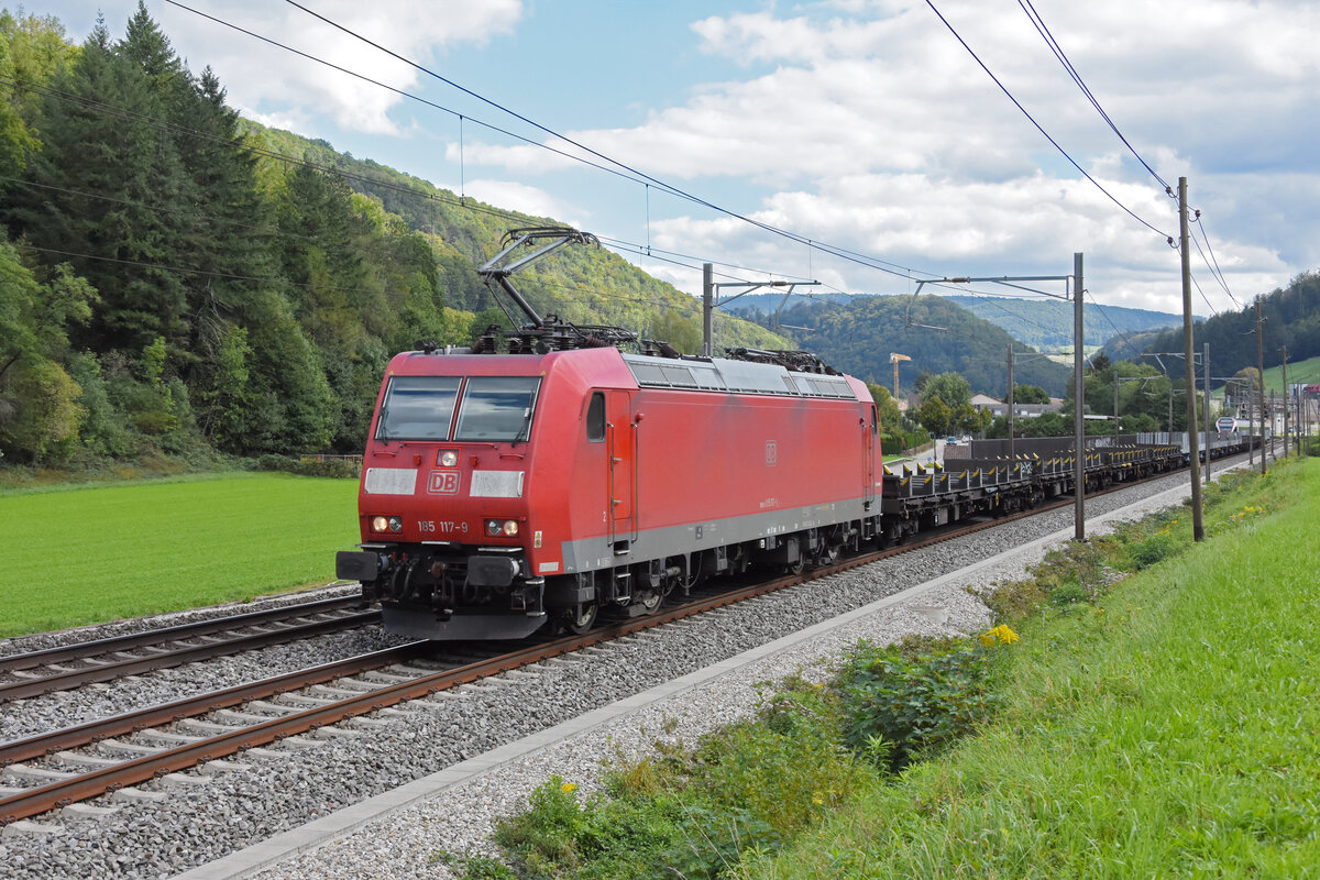 DB Lok 185 117-9 fährt am 20.09.2022 Richtung Bahnhof Gelterkinden.