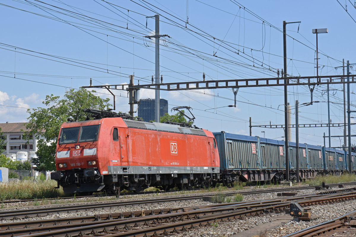 DB Lok 185 118-7 durchfährt den Bahnhof Pratteln. Die Aufnahme stammt vom 18.07.2018.