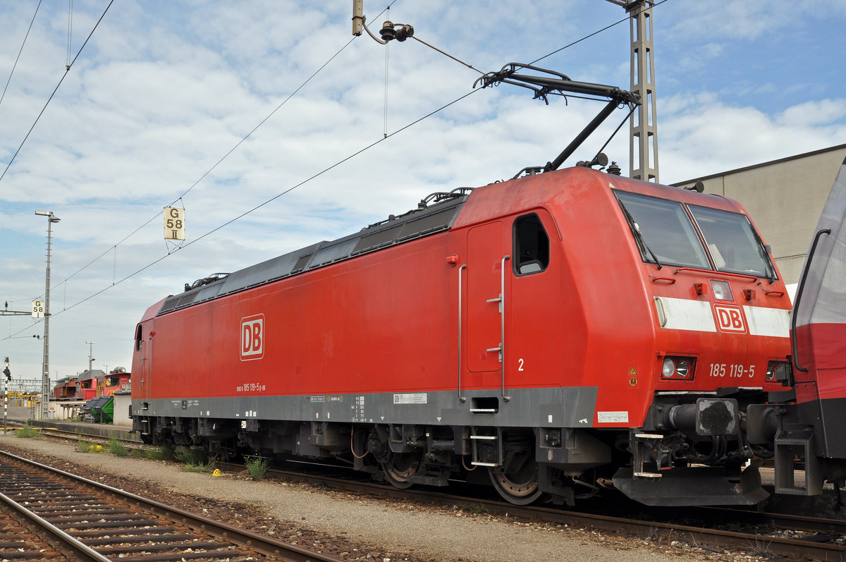 DB Lok 185 119-5 ist beim Güterbahnhof Muttenz abgestellt. Die Aufnahme stammt vom 20.08.2015.