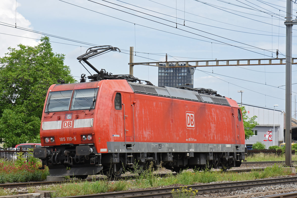 DB Lok 185 119-5 durchfährt den Bahnhof Pratteln. Die Aufnahme stammt vom 31.05.2018.