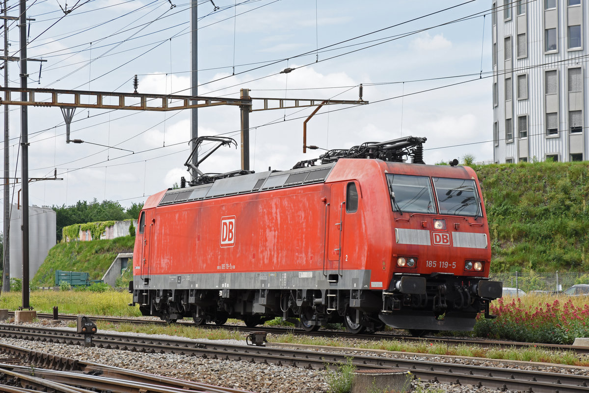 DB Lok 185 119-5 durchfährt den Bahnhof Pratteln. Die Aufnahme stammt vom 31.05.2018.