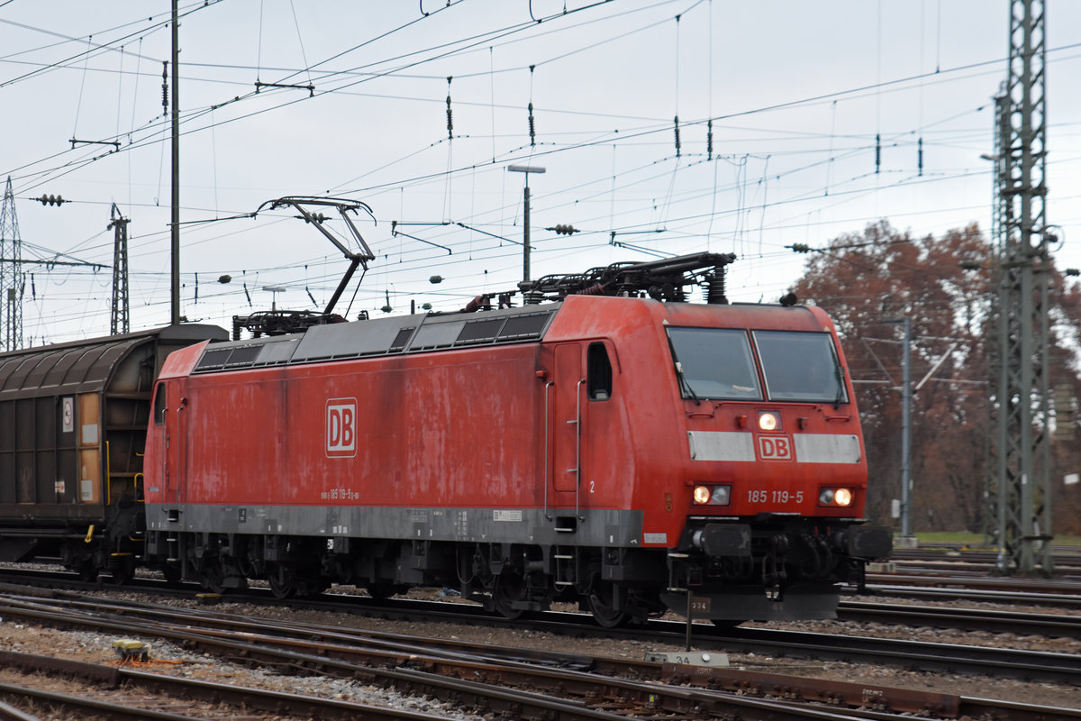DB Lok 185 119-5 durchfährt den badischen Bahnhof. Die Aufnahme stammt vom 15.11.2018.