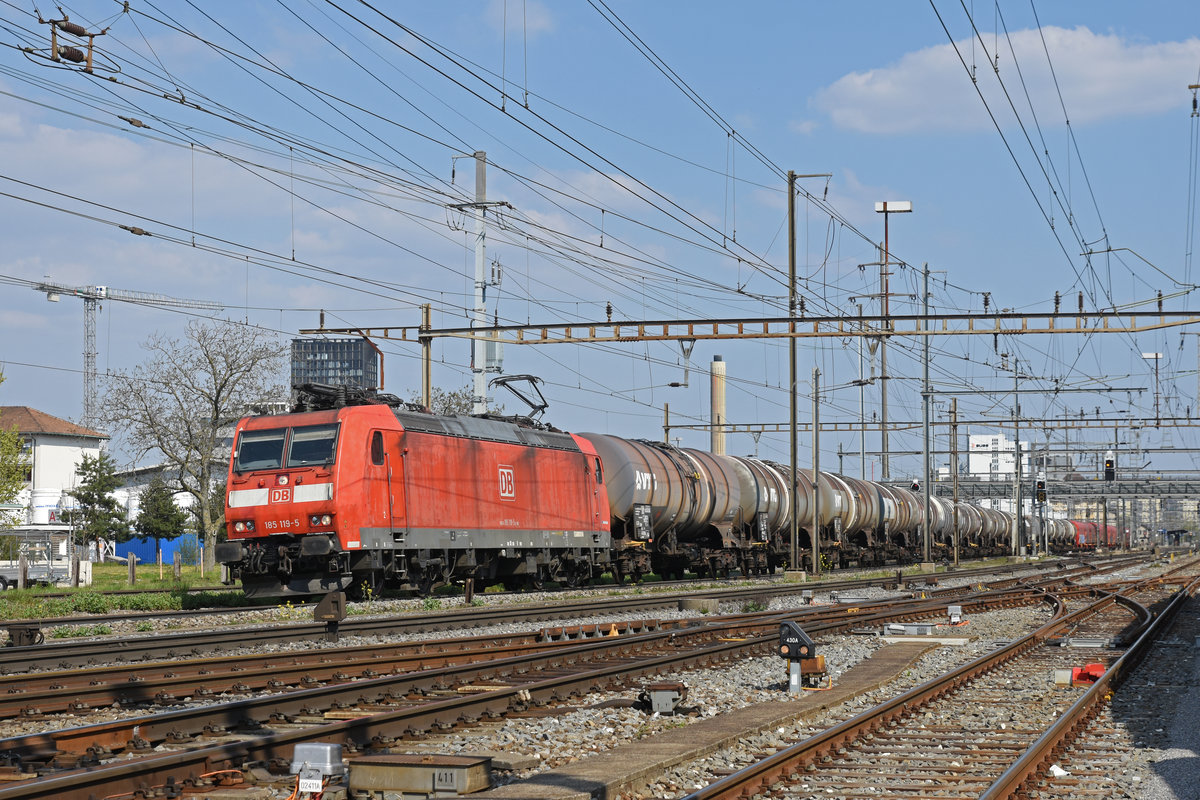 DB Lok 185 119-5 durchfährt den Bahnhof Pratteln. Die Aufnahme stammt vom 09.04.2020.