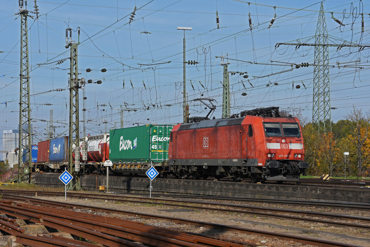 DB Lok 185 119-5 durchfährt den badischen Bahnhof. Die Aufnahme stammt vom 27.10.2021.