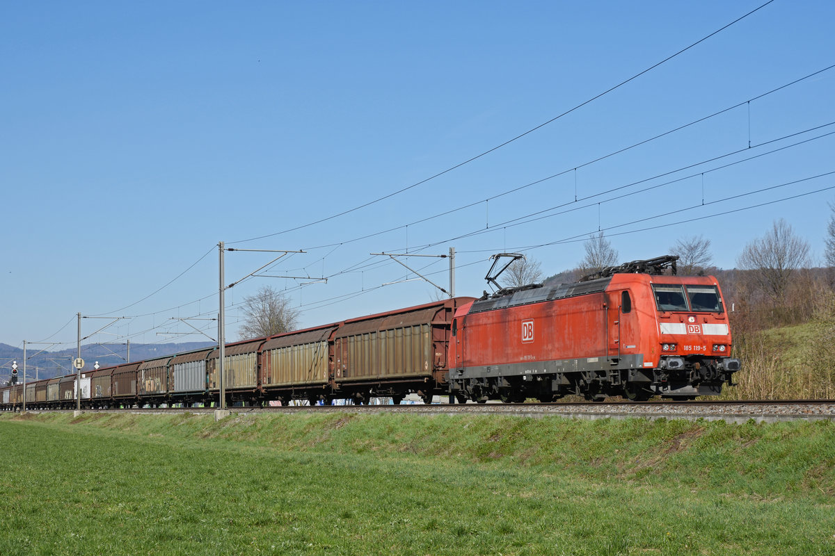 DB Lok 185 119-5 fährt Richtung Bahnhof Sissach. Die Aufnahme stammt vom 21.03.2019.