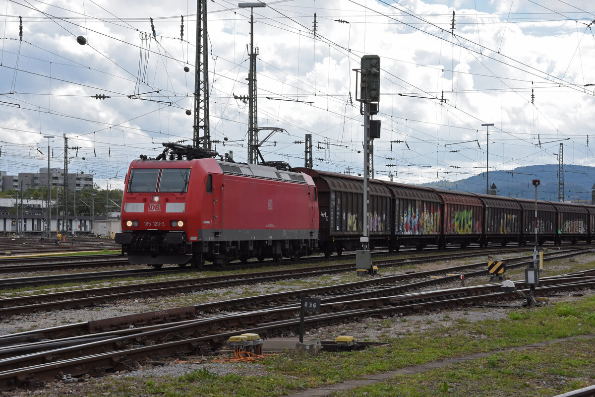 DB Lok 185 120-3 durchfährt am 26.09.2022 den badischen Bahnhof.