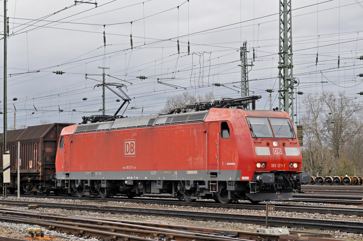 DB Lok 185 121-1 durchfährt den Badischen Bahnhof. Die Aufnahme stammt vom 28.02.2017.