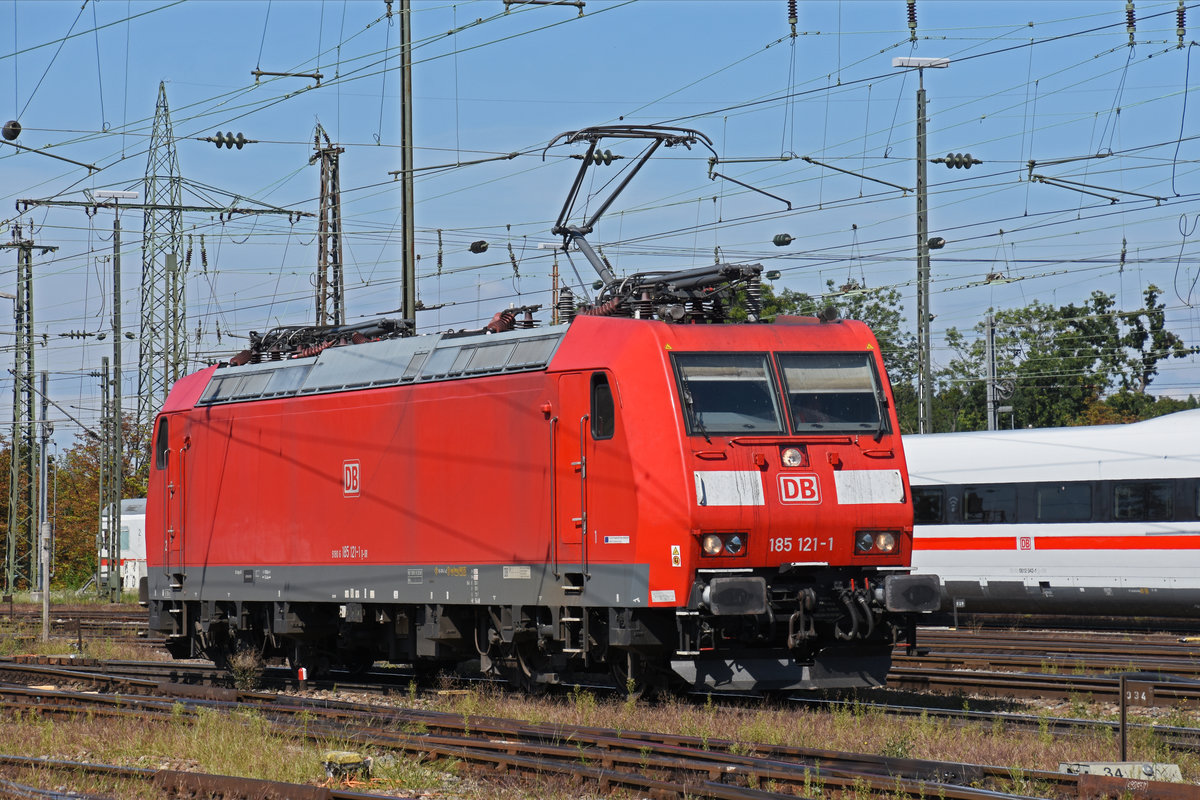 DB Lok 185 121-1 durchfährt solo den badischen Bahnhof. Die Aufnahme stammt vom 10.09.2020.