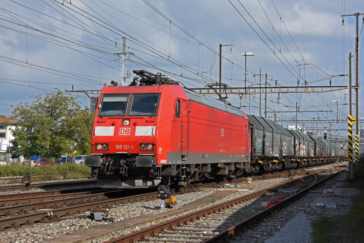 DB Lok 185 121-1 durchfährt den Bahnhof Pratteln. Die Aufnahme stammt vom 21.09.2021.