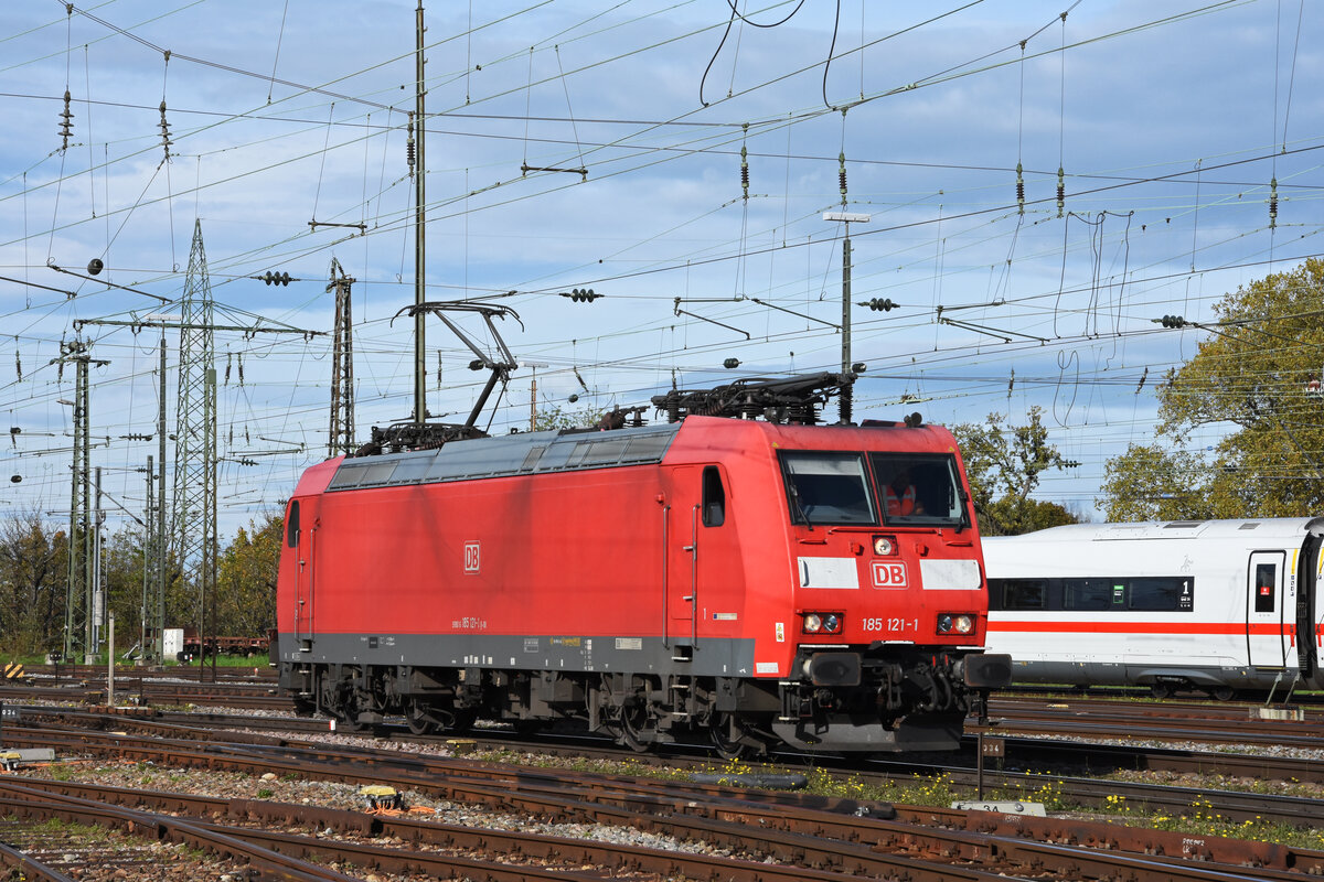 DB Lok 185 121-1 durchfährt am 07.11.2022 solo den badischen Bahnhof.