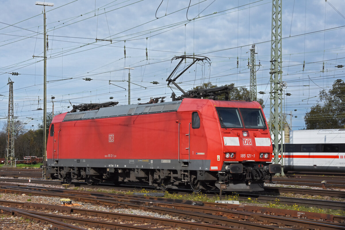 DB Lok 185 121-1 durchfährt am 07.11.2022 solo den badischen Bahnhof.