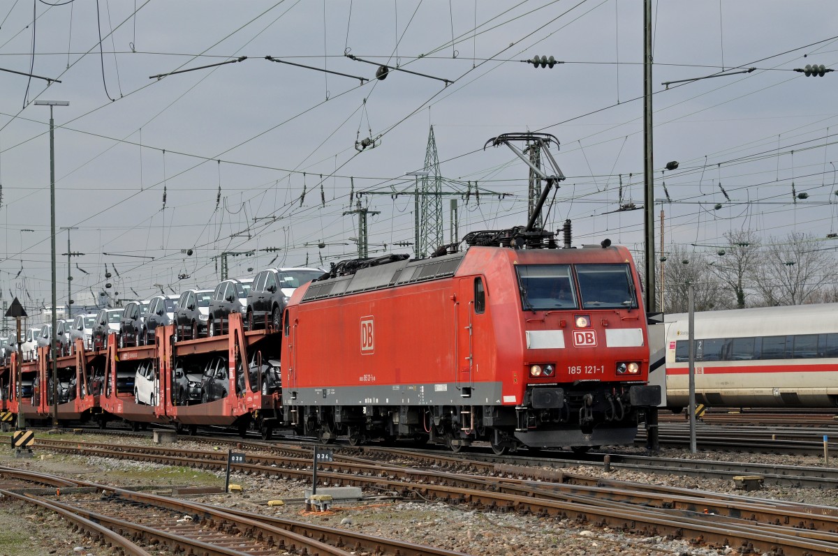 DB Lok 185 121-1 durchfährt den Badischen Bahnhof. Die Aufnahme stammt vom 14.03.2016.