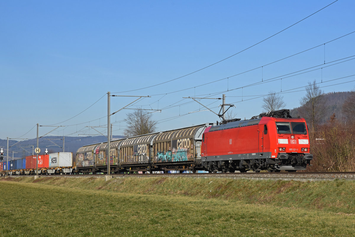 DB Lok 185 121-1 fährt Richtung Bahnhof Sissach. Die Aufnahme stammt vom 27.02.2019.