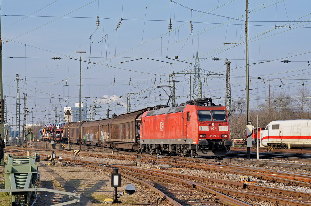 DB Lok 185 122-9 durchfährt den Badischen Bahnhof. Die Aufnahme stammt vom 06.02.2018.