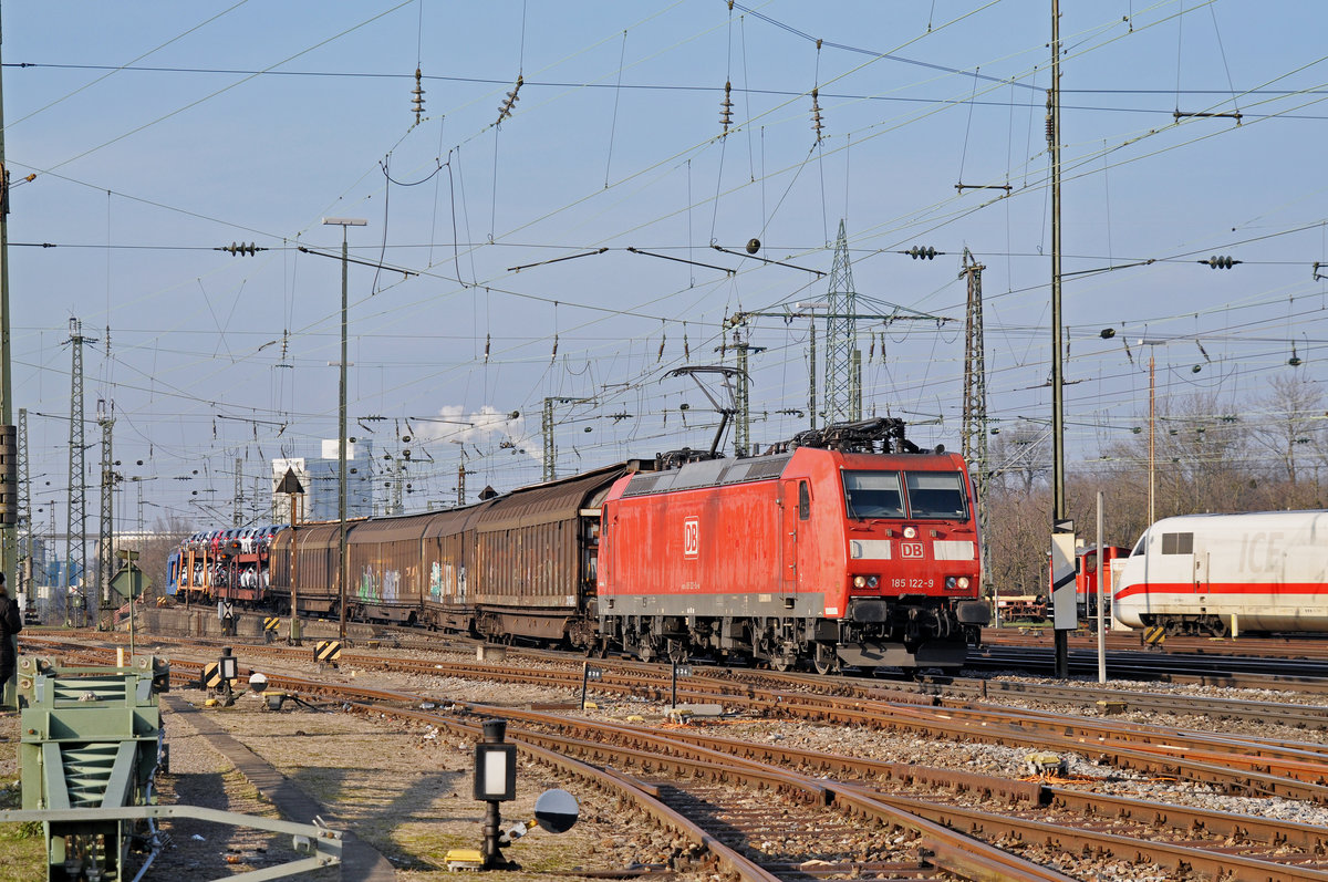 DB Lok 185 122-9 durchfährt den Badischen Bahnhof. Die Aufnahme stammt vom 06.02.2018.