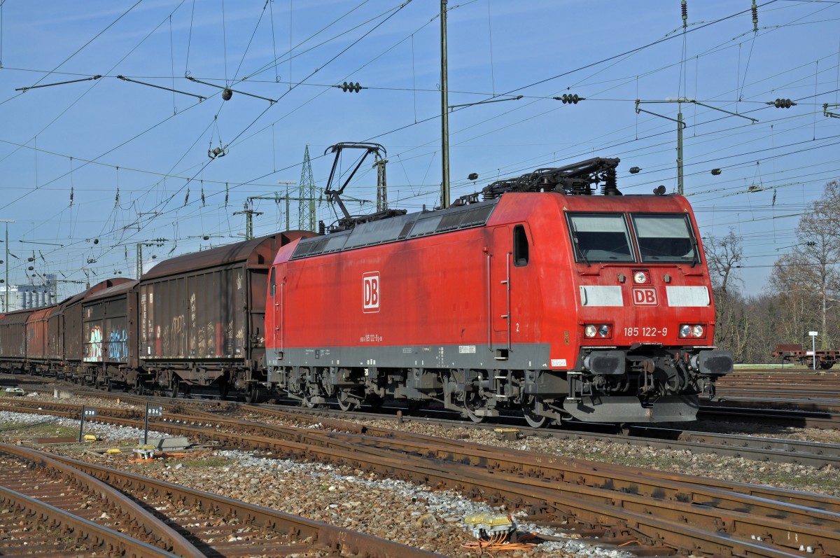 DB Lok 185 122-9 durchfährt den Badischen Bahnhof. Die Aufnahme stammt vom 06.01.2015.