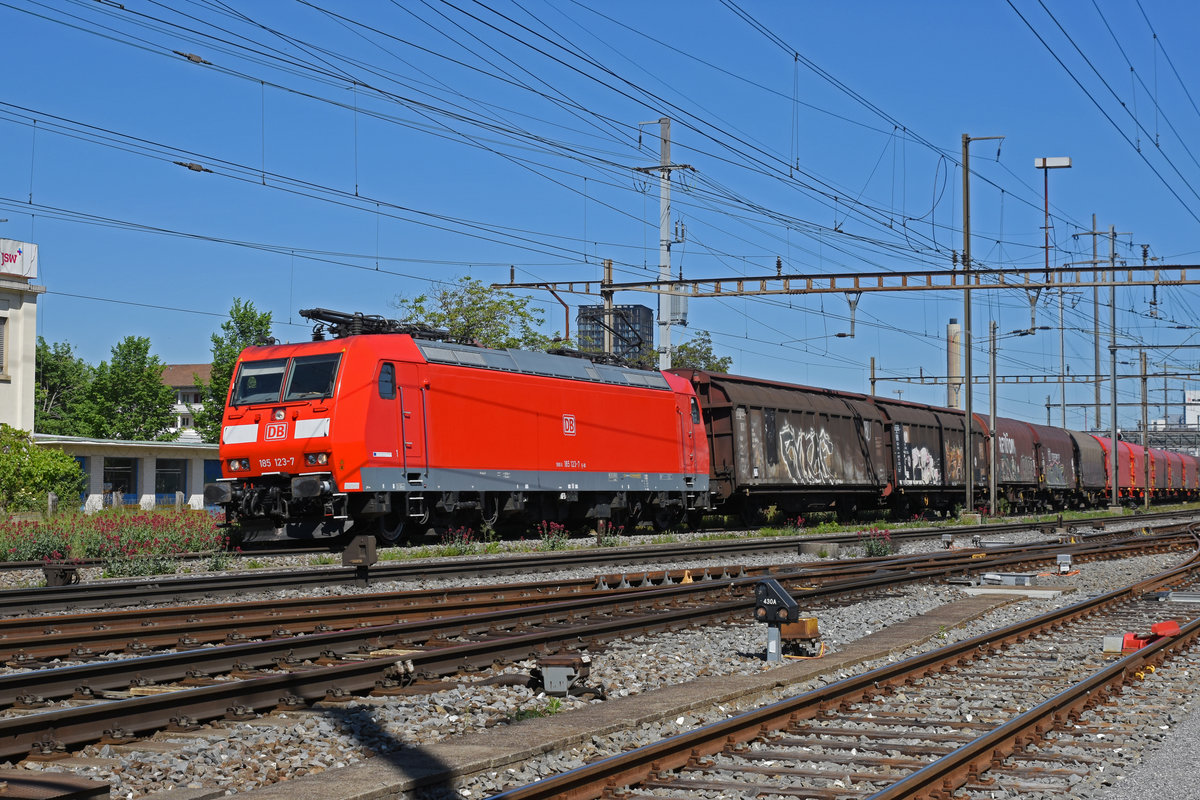 DB Lok 185 123-7 durchfährt den Bahnhof Pratteln. Die Aufnahme stammt vom 07.05.2020.