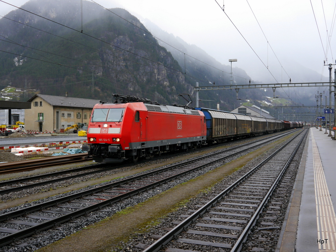 DB - Lok 185 124-5 vor Güterzug im Bahnhof Erstfeld am  27.02.2015