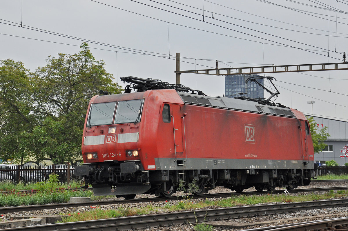DB Lok 185 124-5 durchfährt den Bahnhof Pratteln. Die Aufnahme stammt vom 04.05.2018.