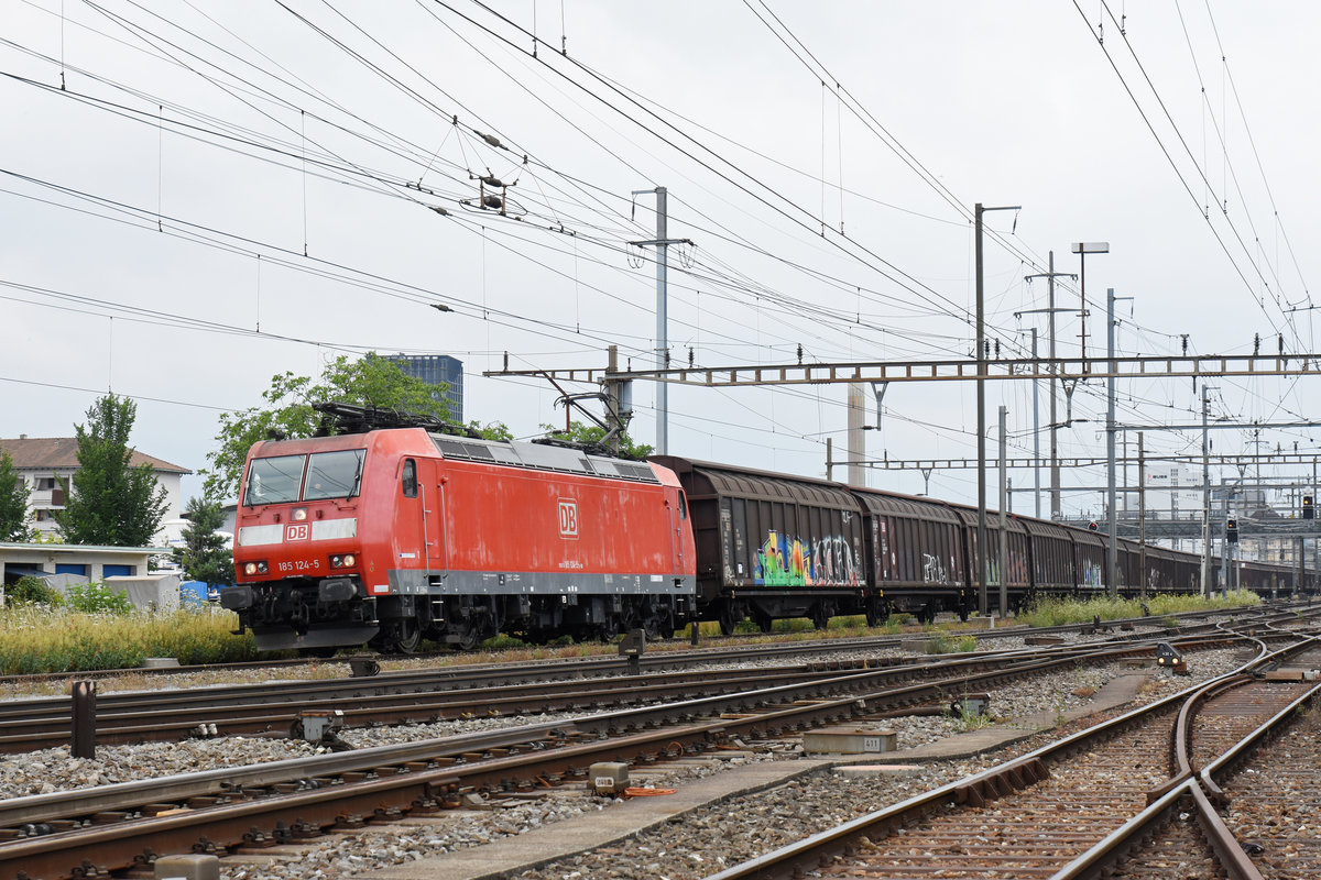 DB Lok 185 124-5 durchfährt den Bahnhof Pratteln. Die Aufnahme stammt vom 29.06.2018.